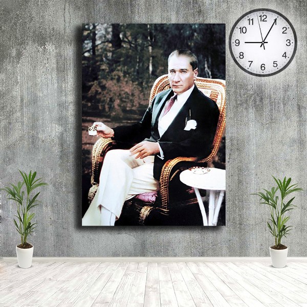 Koltukta Oturan Mustafa Kemal Atatürk Cam Tablo